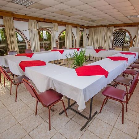 Hotel Diplomate Кампала Экстерьер фото