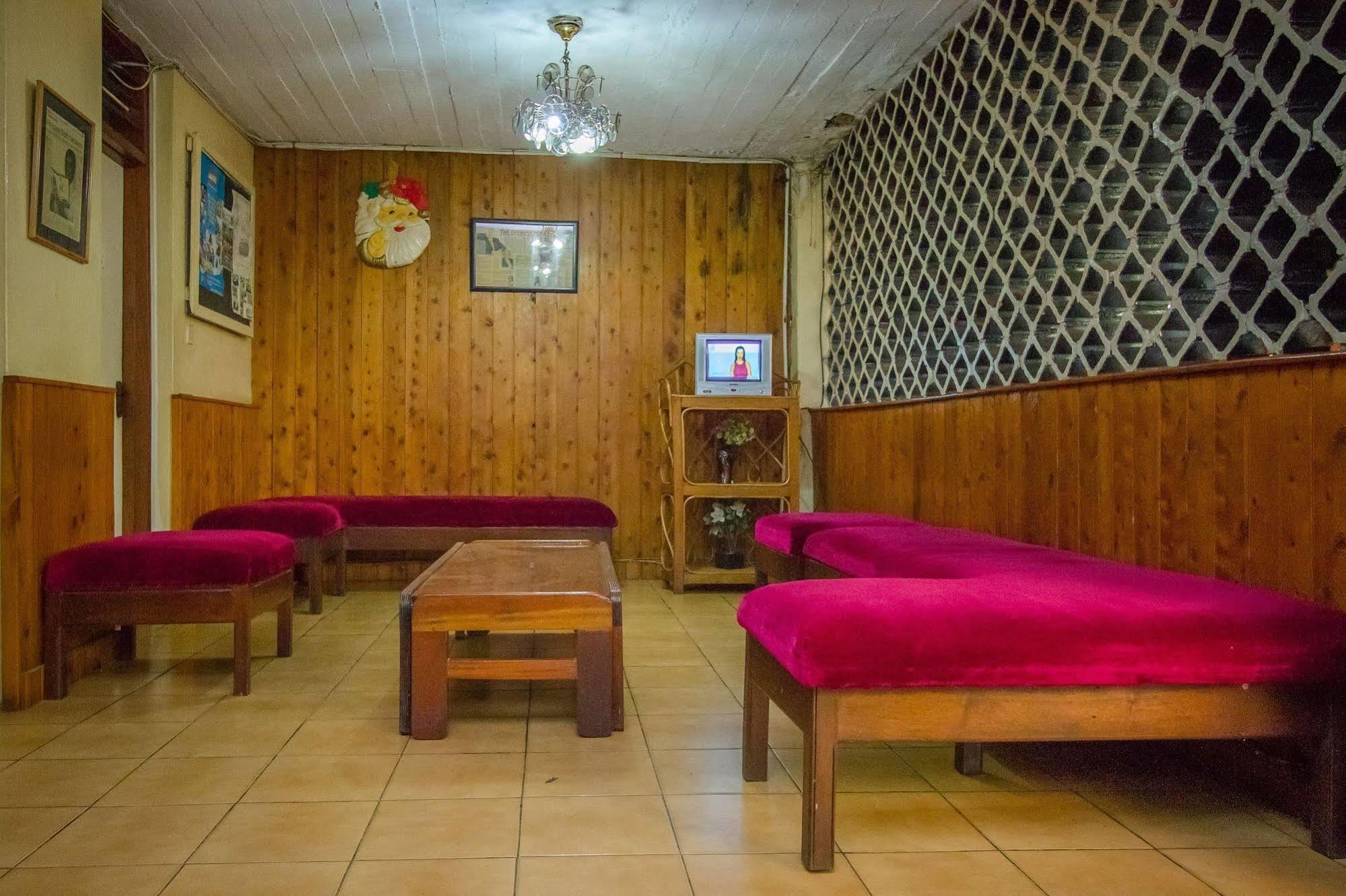 Hotel Diplomate Кампала Экстерьер фото