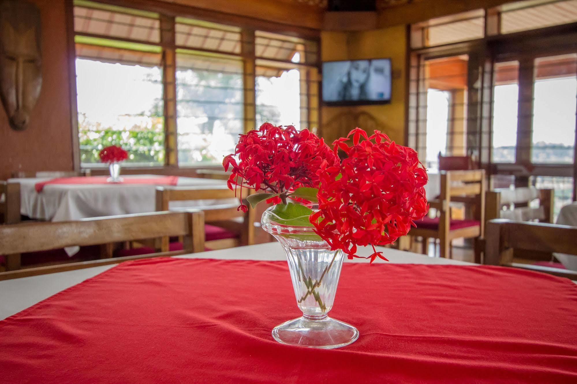 Hotel Diplomate Кампала Экстерьер фото