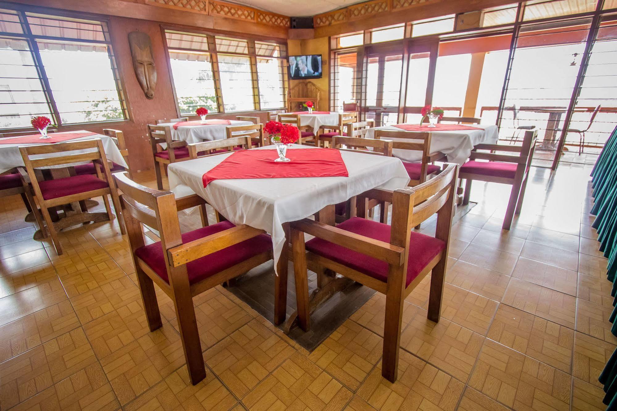 Hotel Diplomate Кампала Экстерьер фото